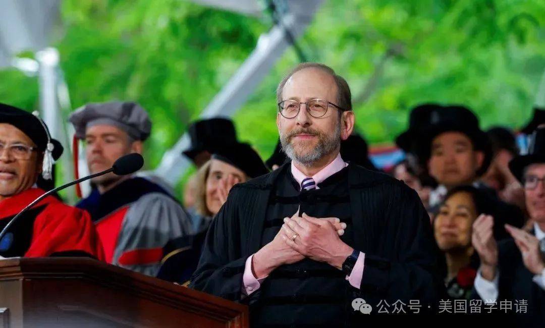 讲的中国女生蒋雨融来自青岛英高毕业本科就读于杜克j9九游会网站入口震撼全场！史上首位在哈佛毕业演(图1)