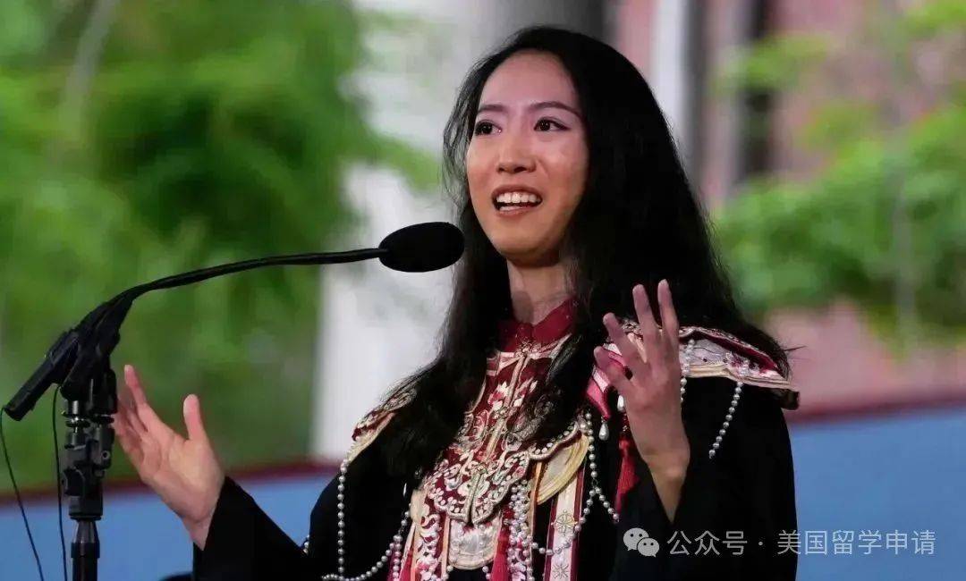 讲的中国女生蒋雨融来自青岛英高毕业本科就读于杜克j9九游会网站入口震撼全场！史上首位在哈佛毕业演(图4)