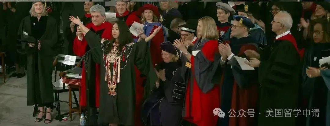 讲的中国女生蒋雨融来自青岛英高毕业本科就读于杜克j9九游会网站入口震撼全场！史上首位在哈佛毕业演(图5)