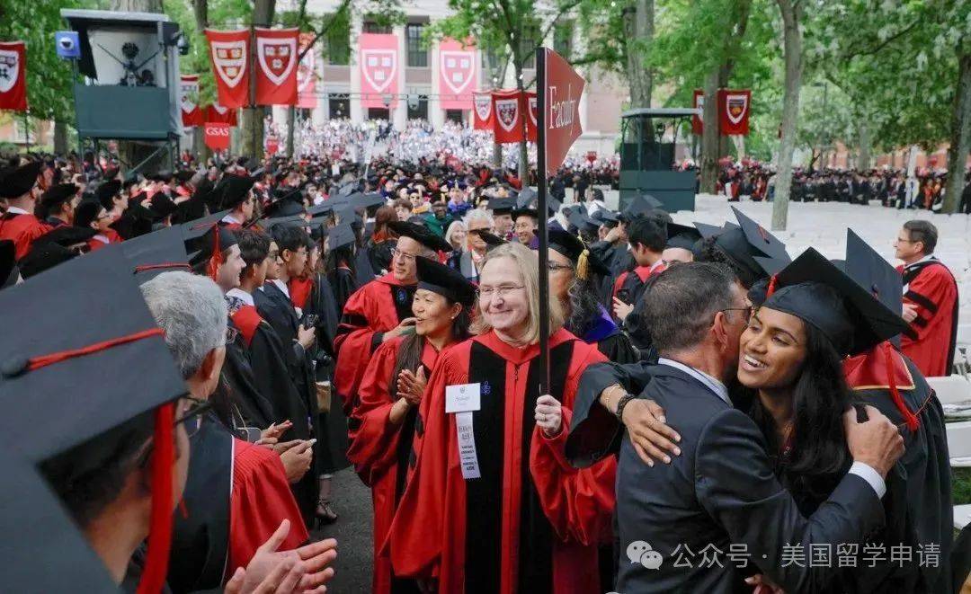 讲的中国女生蒋雨融来自青岛英高毕业本科就读于杜克j9九游会网站入口震撼全场！史上首位在哈佛毕业演(图6)